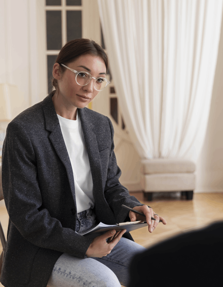 Mujer con gafas grandes